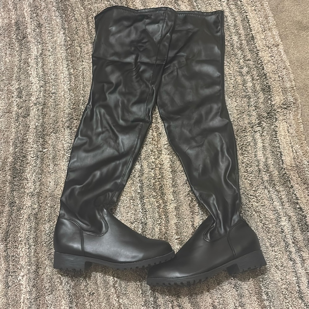Black thigh high bootss